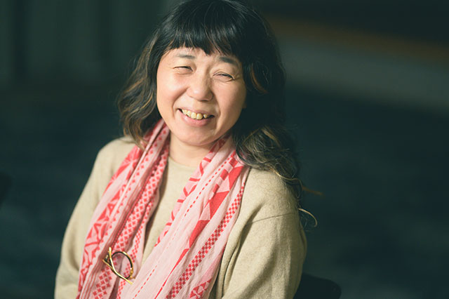 笑顔でアクセシビリティ対応のパフォーマンスの未来について語る金森香氏