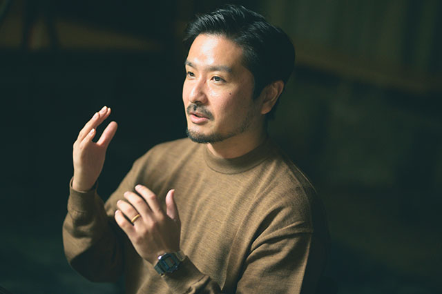 真剣な表情で今後の展望を語る神山薫