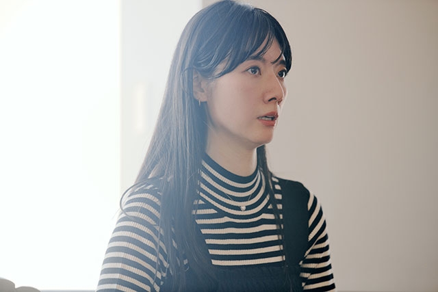 黒と白のボーダーのセーターを着た寺田真梨子