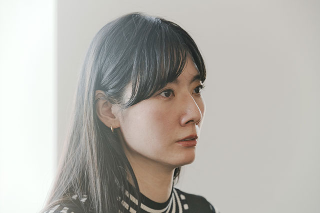 強いまなざしを向ける寺田真梨子