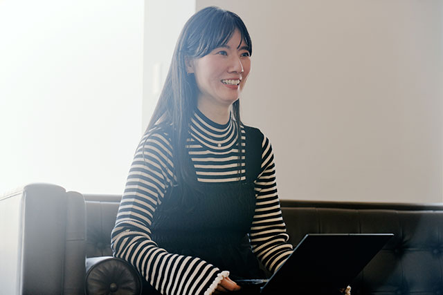 笑顔をみせる寺田真梨子