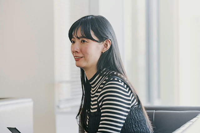微笑みながら語る寺田真梨子