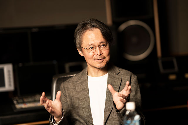 両手で表現しながら語る片田寛