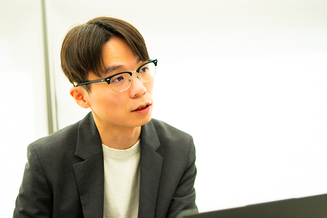 真剣な表情で話すパク・テホ氏