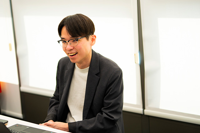 笑顔で話すパク・テホ氏