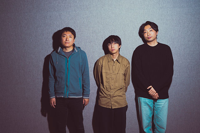 3人が並んで佇む写真