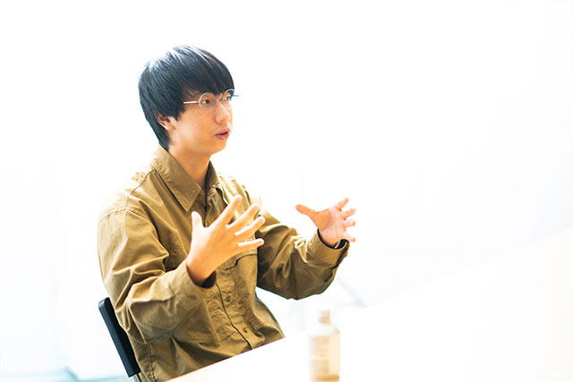 手で表現しながら話す西山将貴氏