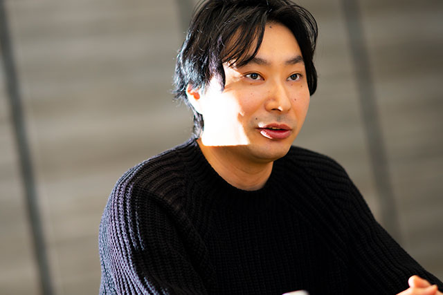 紺色のニットを着た赤林勇太