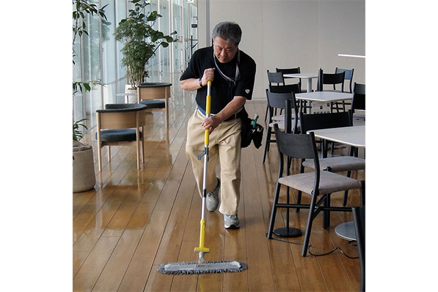 オフィスを清掃している男性