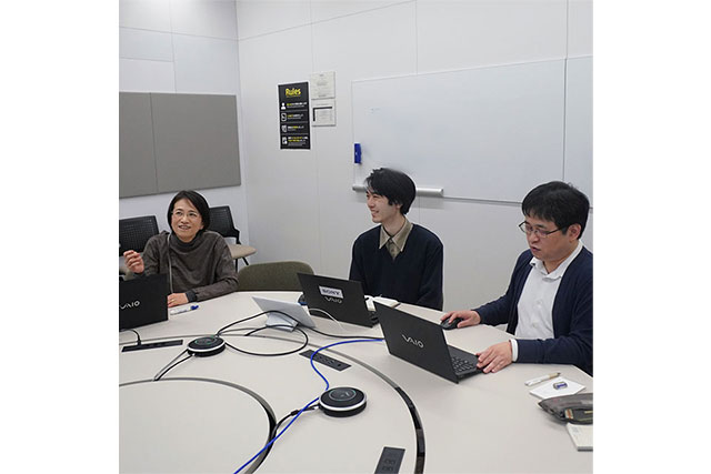 3人のメンバーがノートPCを前に会議を行なっている