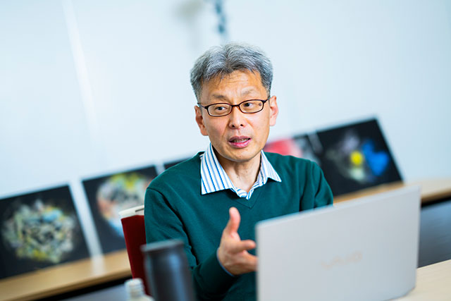 身振り手振り真剣な表情で話小泉