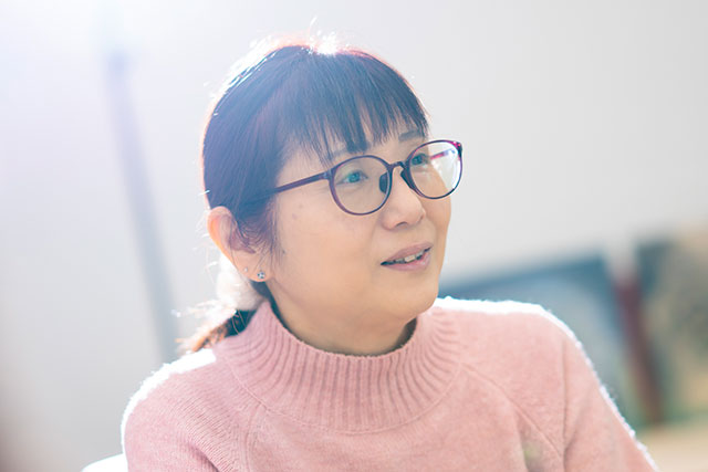 優しい笑顔で話す村上