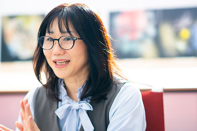 微笑みながら話す三村