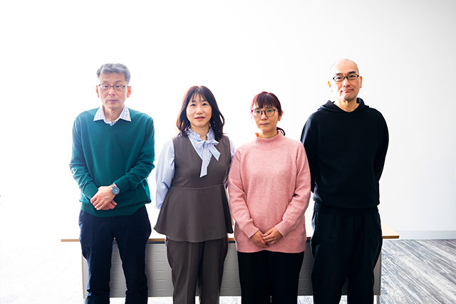 左から小泉、三村、村上、太田が並んで立つ