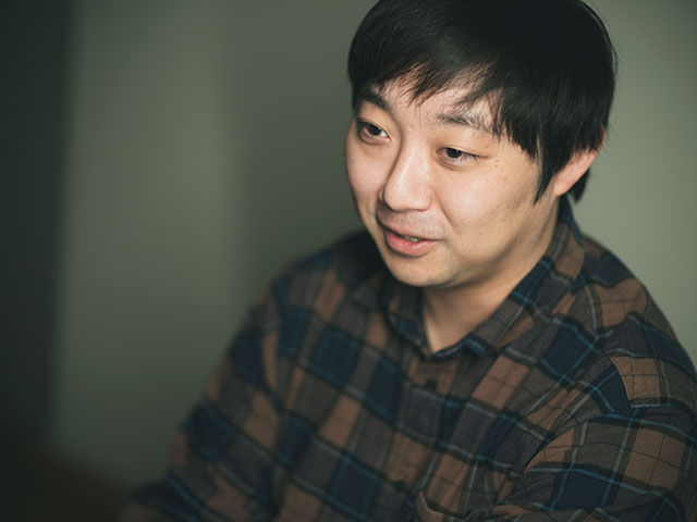 柔らかい表情で話す嶋崎光佑