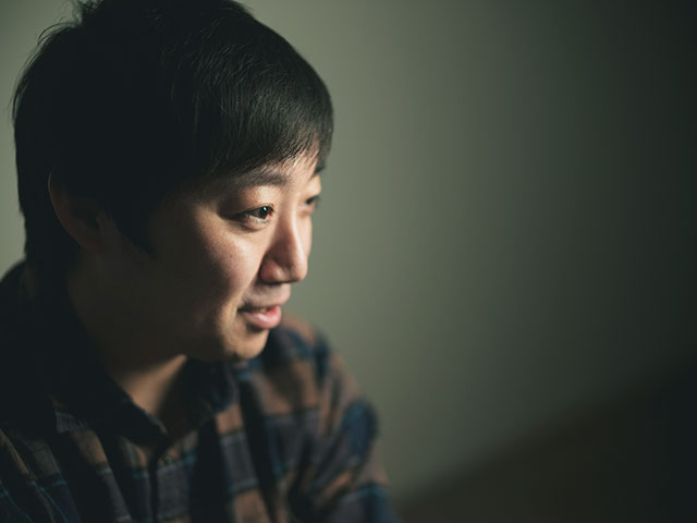 少し目線を下げ、真剣な表情で語る嶋崎光佑