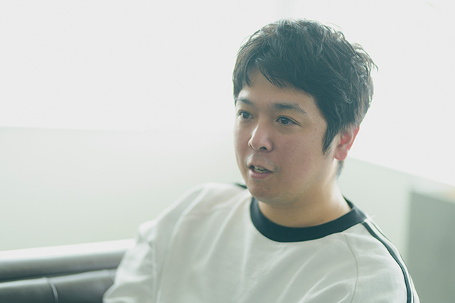 真剣な表情で話す桟敷 