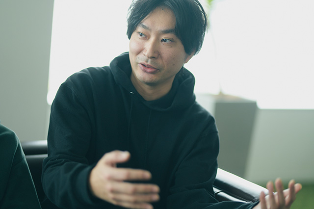 身振り手振りで話す赤林