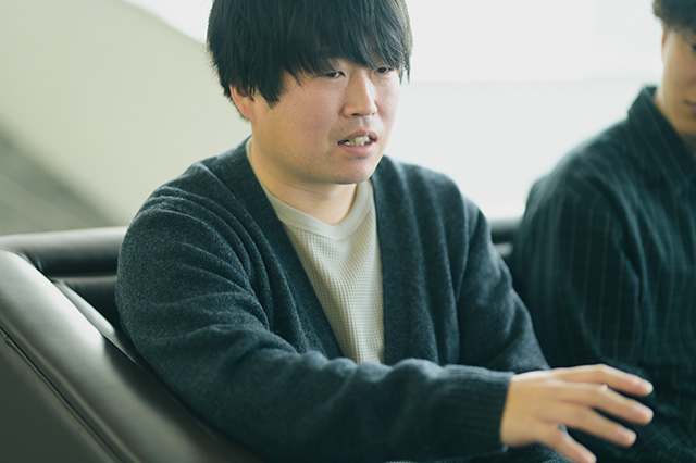 身振り手振りで話す佐藤