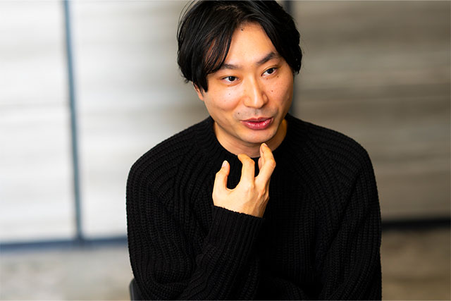 顎に手を当てて話す赤林勇太