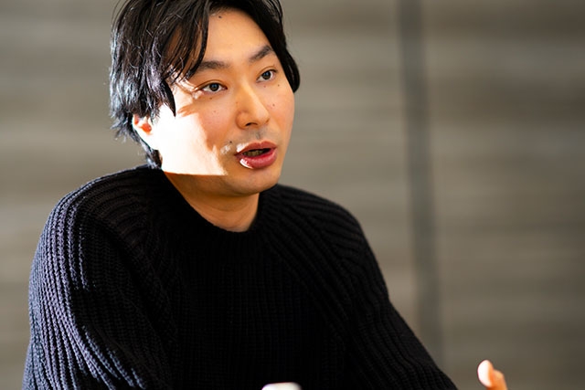 黒いニットを着た赤林勇太