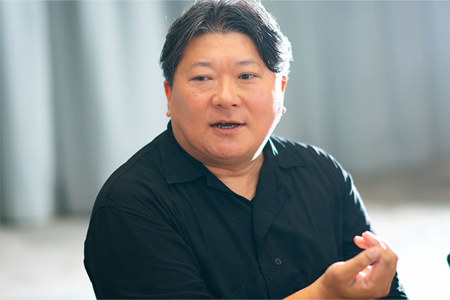 黒いシャツを着た神戸克磨