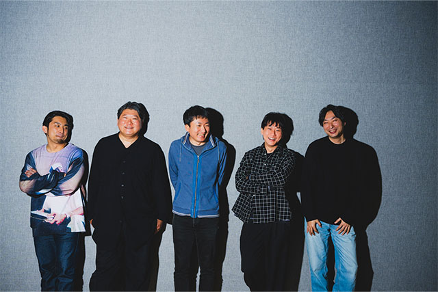 笑顔をみせる5人が並んだ写真