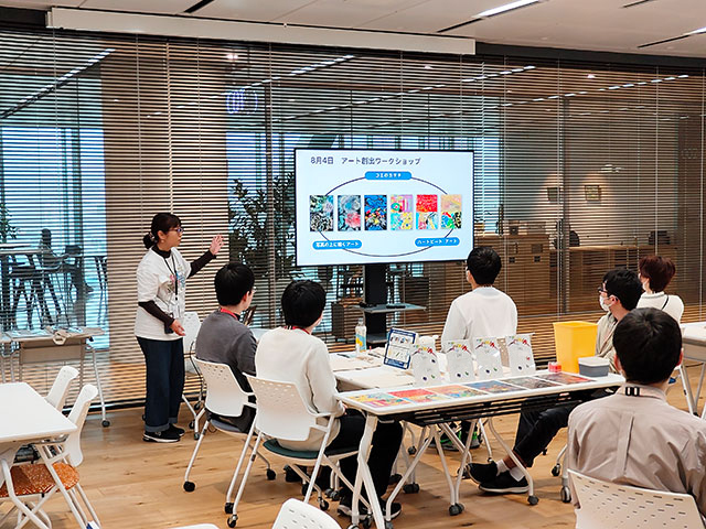 ソニー本社のホールで作業を解説する村上