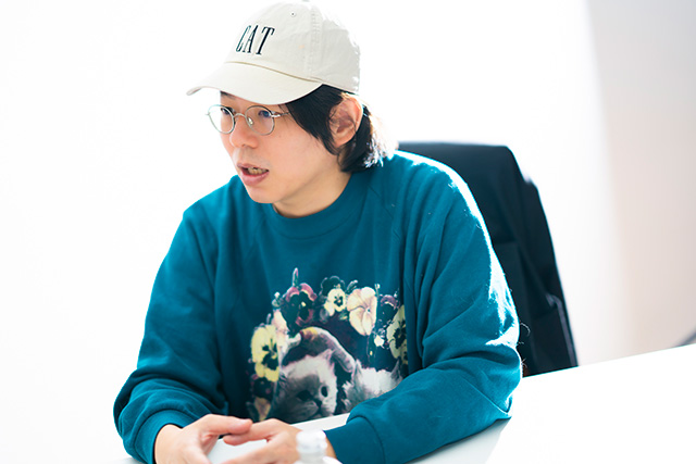 真剣な表情で話す田坂