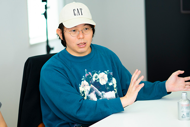 身振り手振りで話す田坂