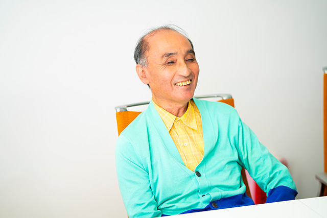 笑顔で話す福田