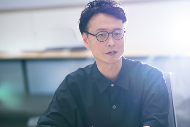 真剣な表情で話す佐藤氏