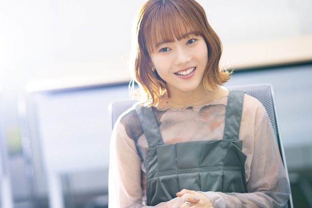 微笑みながら話す早希