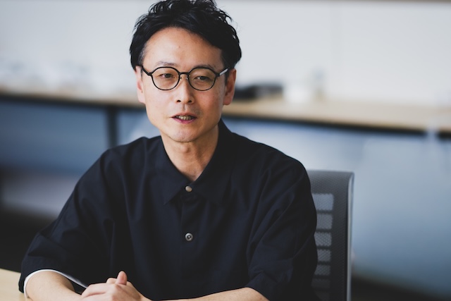 微笑みながら話す佐藤氏