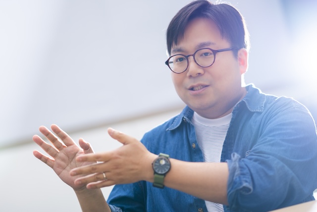手振り交えて話す松本氏