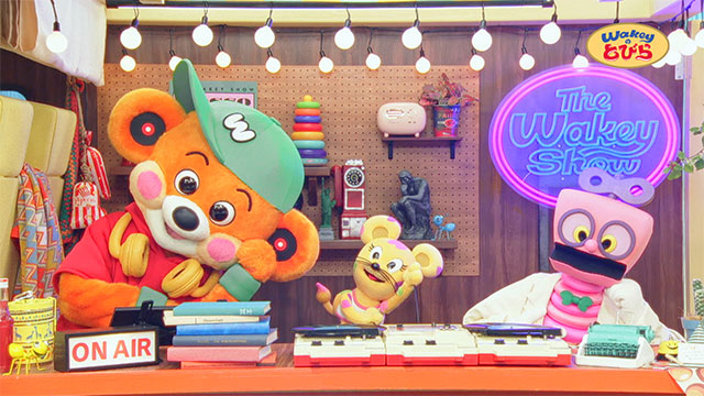 隠れ操演のワンシーン　左からウェイキー、マリーゴール、ヴィーテ
