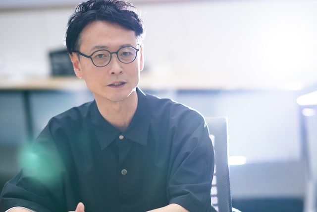 真剣な表情で話す佐藤氏