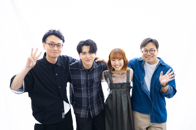 4人が笑顔で肩を組んでいる