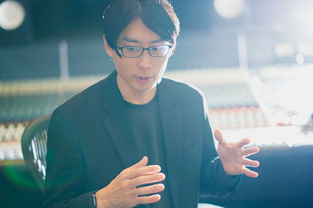 黒いジャケットを着た横田林三
