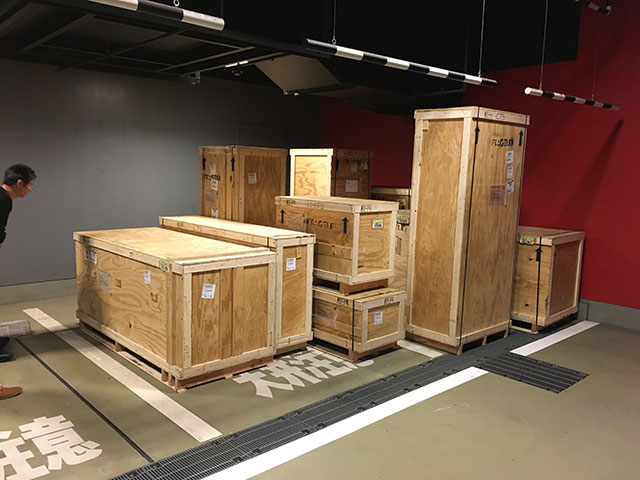 ソニー・ミュージックスタジオに届けられた『VMS70』が入った木箱