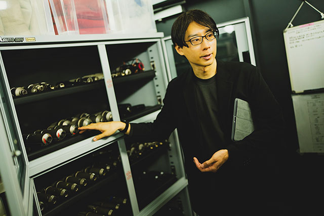 マイクの保管方法について語る横田林三