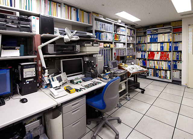 デスクには修理に必要な工具も設置されている
