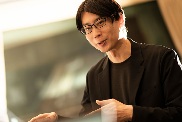 手を使って語る横田林三