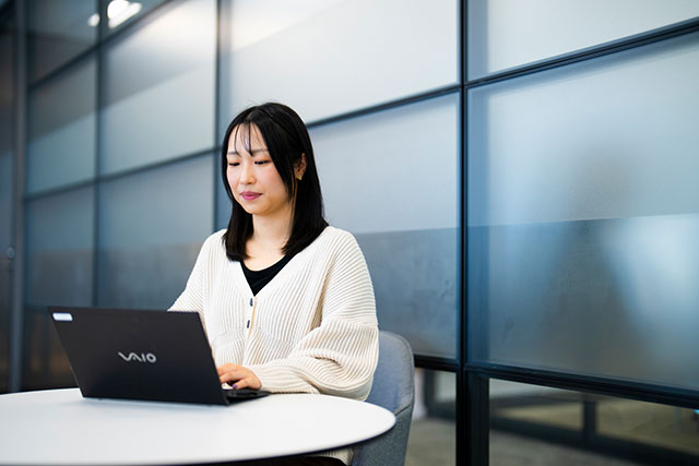 PCを使って業務をするERINA