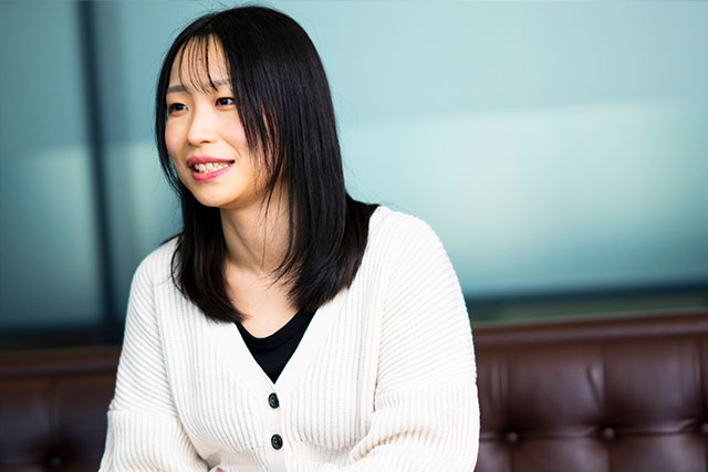微笑みながら話すERINA