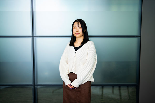 前で手を組み、ポーズを決めるERINA