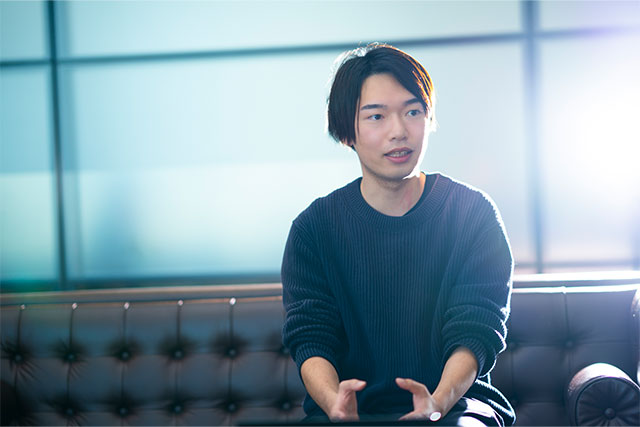 紺色のトップスを着たKOHEI