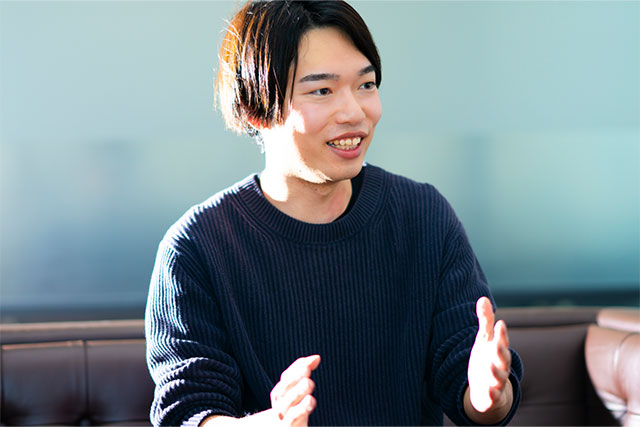 笑顔をみせるKOHEI