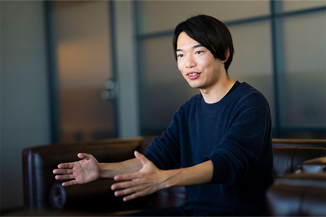 手で表現しながら話すKOHEI