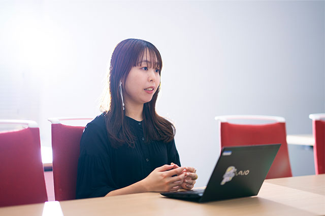 手で表現しながら話すREIKA